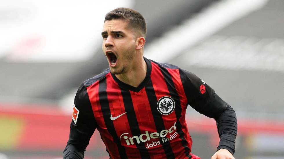 André Silva foi decisivo na vitória do Eintracht: assistiu para o 2-1, marcou o 3-2 e ainda atirou a bola ao poste que originou o 4-2 na recarga