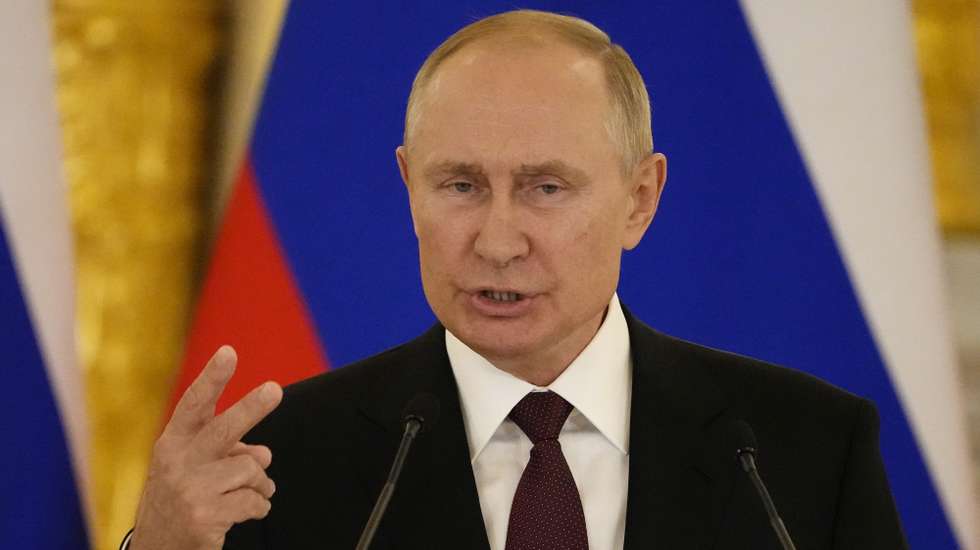 epa09422184 Russian President Vladimir Putin speaks during a joint news conference with German Chancellor following their talks in the Kremlin in Moscow, Russia, 20 August 2021.  German Chancellor Angela Merkel is on a working visit in Moscow.  EPA/ALEXANDER ZEMLIANICHENKO / POOL
