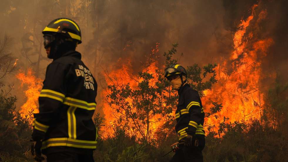 Bombeiros durante o combate ao incêndio em Medas, Gondomar, 18 de setembro de 2024. Sete pessoas morreram e 40 ficaram feridas, duas com gravidade, nos incêndios que atingem desde domingo as regiões Norte e Centro do país, nos distritos de Aveiro, Porto, Vila Real e Viseu, e que destruíram dezenas de casas e obrigaram a cortar estradas e autoestradas, como a A1, A25 e A13. JOSE COELHO/LUSA