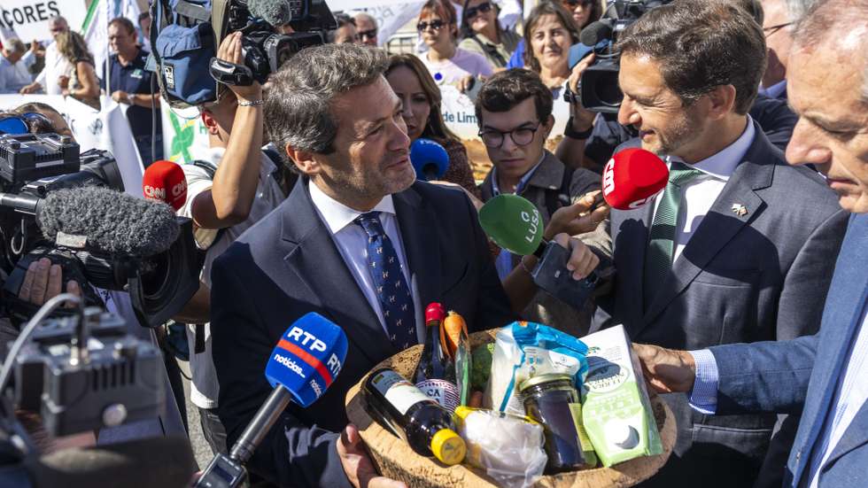 O presidente do Chega, André Ventura (E), acompanhado pelo deputado Pedro Frazão (C), recebe um cabaz alimentar das mãos do secretário-geral da Confederação de Agricultores de Portugal (CAP), durante uma concentração em frente à Assembleia da República, com o objetivo de entregar a exigência ao presidente da Assembleia da República e aos grupos parlamentares do PSD, Chega, PS, IL e CDS, através da qual se fundamenta a necessidade de atribuir medidas de compensação ao setor no valor de 140 milhões de euros para que este tenha condições de competitividade para produzir, em Lisboa, 12 de outubro de 2026. JOSÉ SENA GOULÃO/LUSA