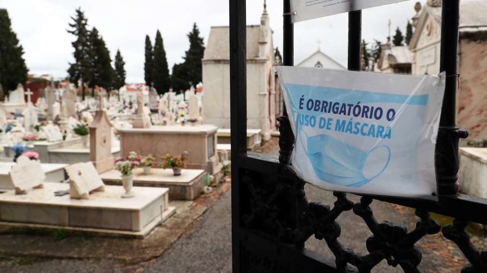 Entrada do cemitério da freguesia de Alcáçovas, que em certos dias chegou a ter dois e três funerais (o que numa localidade com 2000 habitantes não é normal), devido às mortes provocadas pela covid-19 entre os utente do lar da Santa Casa da Misericórdia de Alcáçovas, Viana do Alentejo, 11 de fevereiro de 2021. Numa terra em que os moradores pensavam que nada acontecia, de repente, o lar agitou a vila de Alcáçovas, no Alentejo, com um surto de covid-19 que levou mais de 30 vidas e abalou a comunidade. (ACOMPANHA TEXTO DE 14 DE FEVEREIRO DE 2021). NUNO VEIGA/LUSA