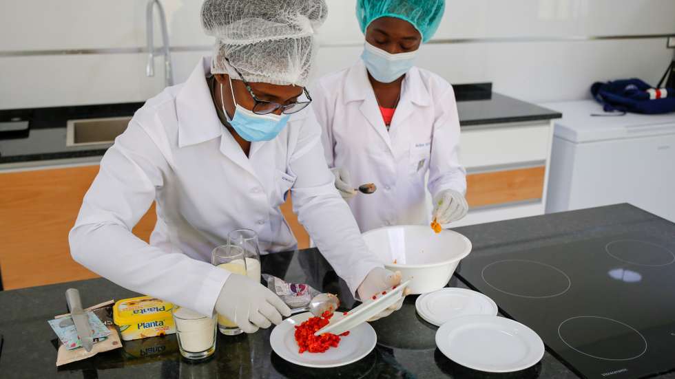 Alunos do curso de Nutrição e Qualidade Alimentar da Universidade de Santiago, preparam algumas das suas criações, no âmbito de um projeto para reduzir o desperdício alimentar em Cabo Verde, em Assomada, concelho de Santa Catarina, Ilha de Santiago, Cabo Verde, 08 de março de 2021. Denominado de “Inova bu prato” (Inova o teu prato), o projeto surgiu em meados de 2018, com a primeira turma de alunos do curso de Nutrição e Qualidade Alimentar da Universidade de Santiago. (ACOMPANHA TEXTO DA LUSA DO DIA FERNANDO DE PINA/LUSA