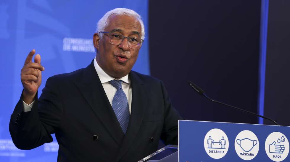 O primeiro-ministro, António Costa, fala aos jornalistas após a reunião do Conselho de Ministros no Centro Cultural de Belém, Lisboa, 15 de abril de 2021. Segundo António Costa, após a análise da evolução da taxa de incidência e do ritmo de transmissão do vírus da covid-19, o Governo considerou hoje que era possível “evoluir para a próxima etapa do processo de desconfinamento”, ou seja, a terceira fase do plano que arranca na próxima segunda-feira. MANUEL DE ALMEIDA/LUSA