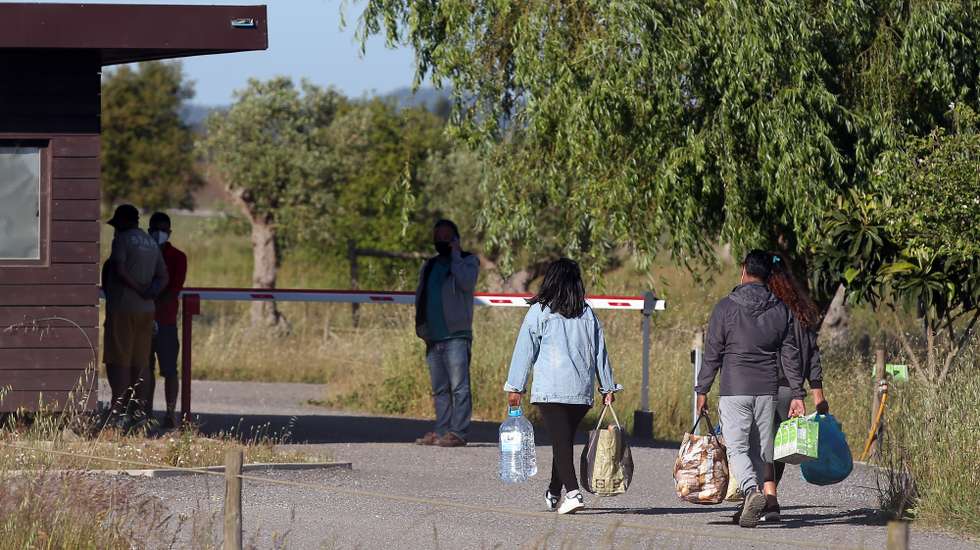 Trabalhadores migrantes instalados no Zmar Eco Experience, no momento em que regressam ao seu novo alojamento com compras, em Odemira, 06 de maio de 2021.O complexo turístico acolhe 28 trabalhadores migrantes, após uma requisição civil pelo Governo para acolher pessoas que necessitem de isolamento profilático devido à covid-19. NUNO VEIGA/LUSA