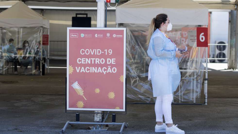 Centro de vacinação 'drive-thru', instalado no Queimódromo, junto ao Parque da Cidade, Porto, 8 de julho de 2021. O centro de vacinação 'drive-thru' entrou hoje funcionamento, devendo permitir a inoculação de 2.000 pessoas por dia. JOSÉ COELHO/LUSA