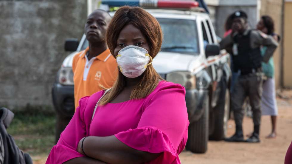 Uma vededora usa uma máscara de proteçao contra a covid-19 durante um encontro das vendedoras informais deslocadas dos passeios da baixa da cidade de Maputo para esta nova localização no bairro periferico de Laulanee, em Maputo, Moçambique, 01 de abril de 2020. Moçambique passa a estar a 01 de abril em estado de emergência, por 30 dias. RICARDO FRANCO/LUSA