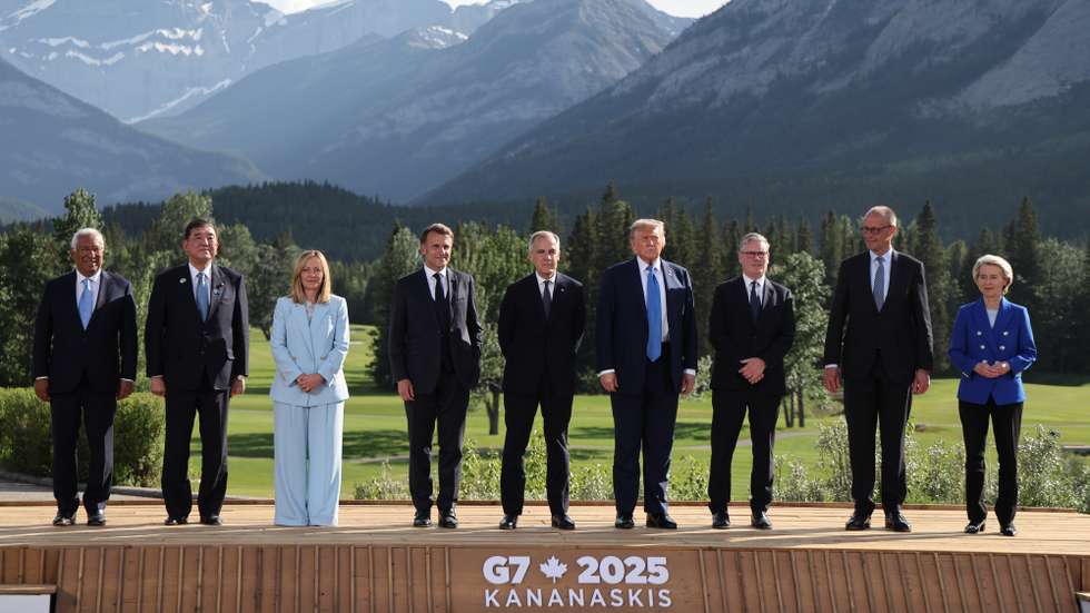 epaselect epa12180088 (L-R) European Council President Antonio Costa, Japanese Prime Minister Shigeru Ishiba, Italian Prime Minister Giorgia Meloni, French President Emmanuel Macron, Canadian Prime Minister Mark Carney, US President Donald Trump, British Prime Minister Keir Starmer, German Chancellor Friedrich Merz, and European Commission President Ursula von der Leyen pose for a family photo during the Group of Seven (G7) Summit at the Kananaskis Country Golf Course in Kananaskis, Alberta, Canada, 16 June 2025. World leaders are gathered from 15 to 17 June 2025 for the annual G7 Summit.  EPA/LUDOVIC MARIN / POOL