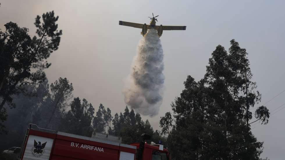 Uma aeronave efetua uma descarga de água durante o combate ao incêndio florestal lavra desde segunda-feira nos concelhos de Oliveira de Frades e Sever do Vouga, em Cedrim, 08 de setembro de 2020. A Estrada Nacional (EN) 328 encontra-se hoje cortada entre as freguesias de Pessegueiro do Vouga e Talhadas, na saída para a Autoestrada 25 (A25), no concelho de Sever do Vouga, devido ao incêndio de Oliveira de Frades. PAULO NOVAIS/LUSA