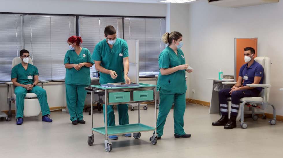 O serviço Regional de Saúde da Madeira deu início à campanha de vacinação contra a pandemia da covid-19, no Hospital Dr. Nélio Mendonça, no Funchal, 31 de dezembro de 2020. HOMEM DE GOUVEIA/LUSA