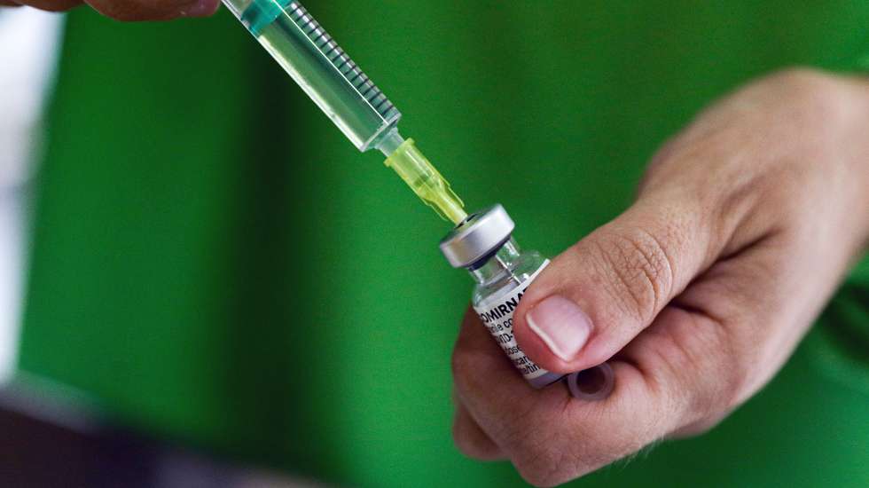 Uma enfermeira prepara uma vacina contra a covid-19 no Centro de Saúde de Alcoutim, um dos concelhos mais envelhecidos da Europa, Alcoutim, 26 de fevereiro de 2021. (ACOMPANHA TEXTO) LUÍS FORRA/LUSA