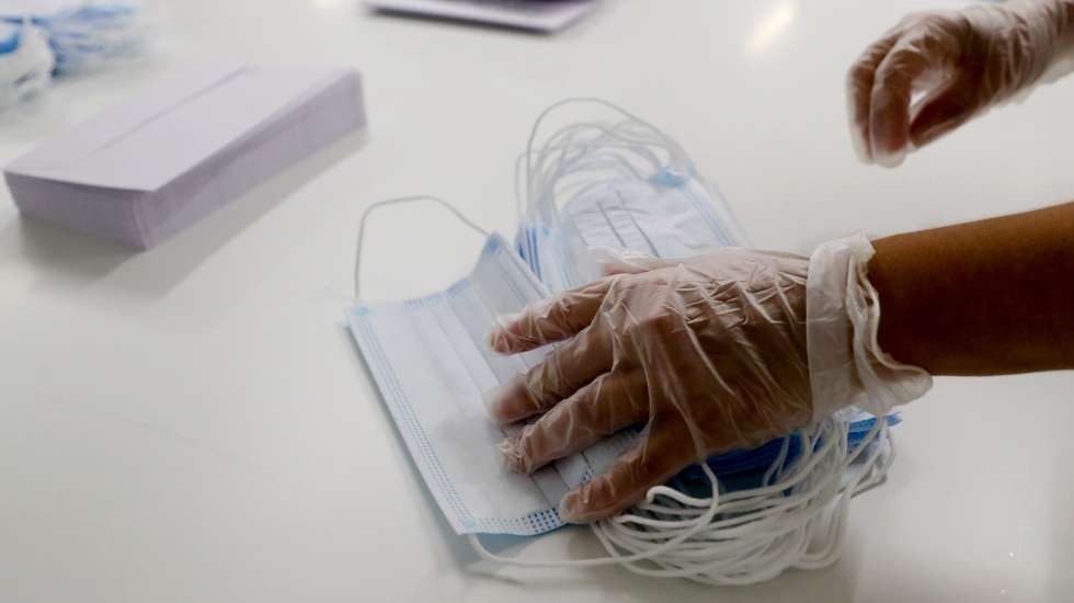 Uma trabalhadora da fábrica de máscaras acessiveis da Câmara Municipal de Cascais embala uma série de máscaras para serem distribuídas pela população ou vendidas em máquinas dispensadoras espalhadas pelo concelho de Cascais, 17 de junho de 2020. As máscaras são fabricadas com maquinaria importada da República Popular da China. (ACOMPANHA TEXTO DA LUSA DE 28/06/2020) TIAGO PETINGA/LUSA