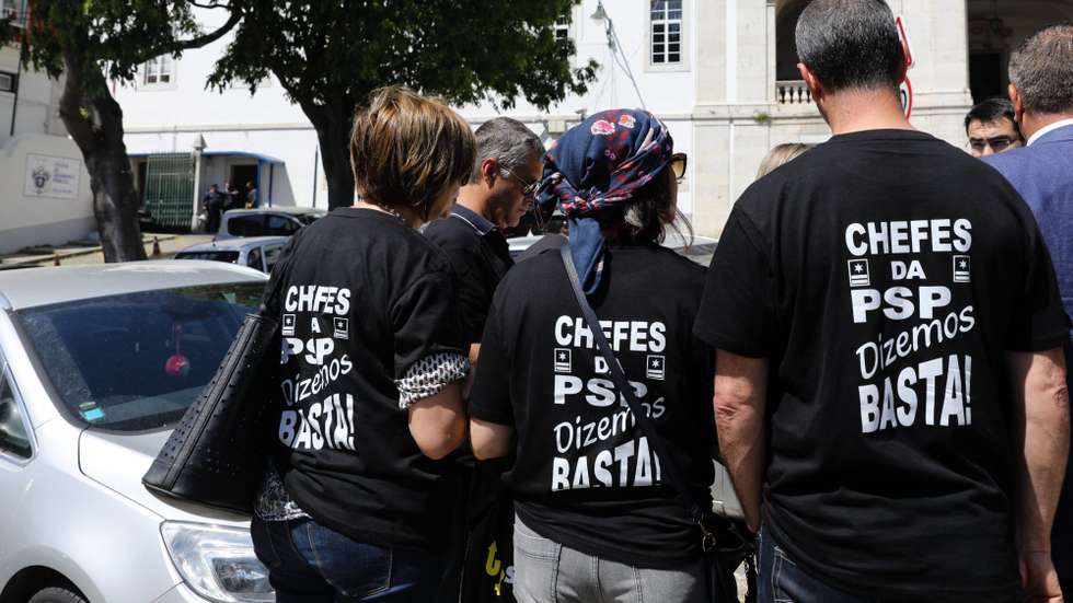 No anúncio publicado, sob o título "O que motiva [a decisão]?" o sindicato inclui "[Não queremos admitir nem acreditar, mas será que?...]"