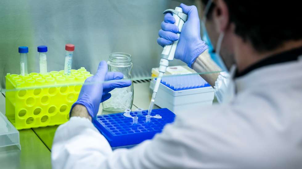 O investigador da unidade de bioinformática do Instituto Nacional de Saúde Ricardo Jorge (INSA), Vítor Borges, procede à análise de uma amostra, em Lisboa, 24 de abril de 2020. Há dois meses que o Instituto Ricardo Jorge trabalha noite e dia para responder aos pedidos de análises de amostras suspeitas da covid-19, havendo dias que chega a fazer 800 testes num total de mais de 320 mil realizados. (ACOMPANHA TEXTO DO DIA 29 DE ABRIL DE 2020). JOSÉ SENA GOULÃO/LUSA