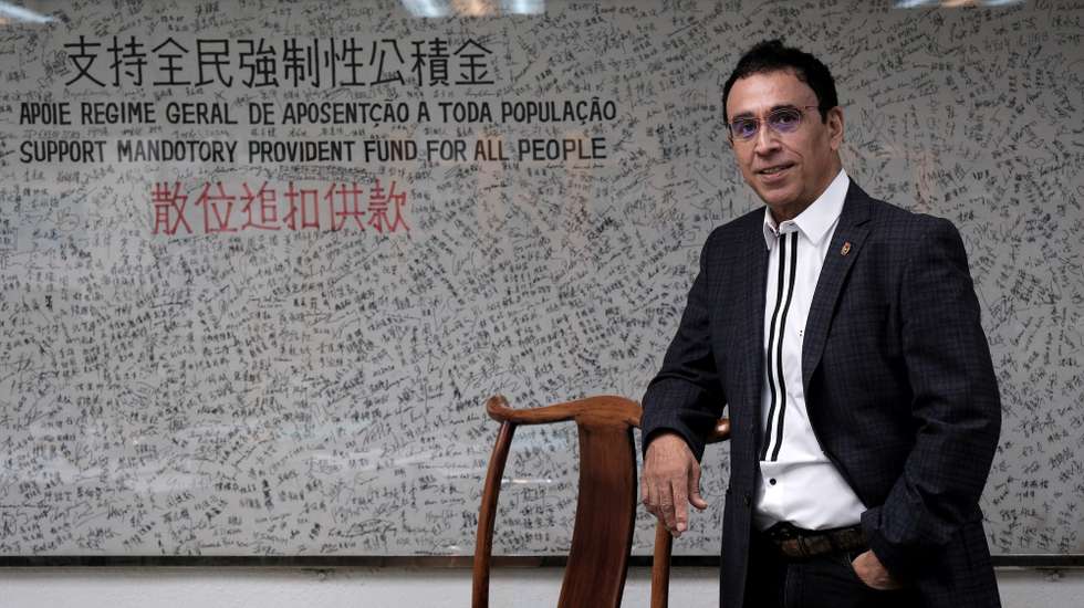 O deputado da Assembleia Legilstiva de Macau, José Pereira Coutinho, concede entrevista à agência Lusa na sede da Associação Trabalhadores Função Pública Macau (ATFPM), entidade da qual é o presidente, em Macau, China, 30 de novembro de 2022. (ACOMPANHA TEXTO DA LUSA DO DIA 04 DE DEZEMBRO DE 2022). GONÇALO LOBO PINHEIRO/LUSA