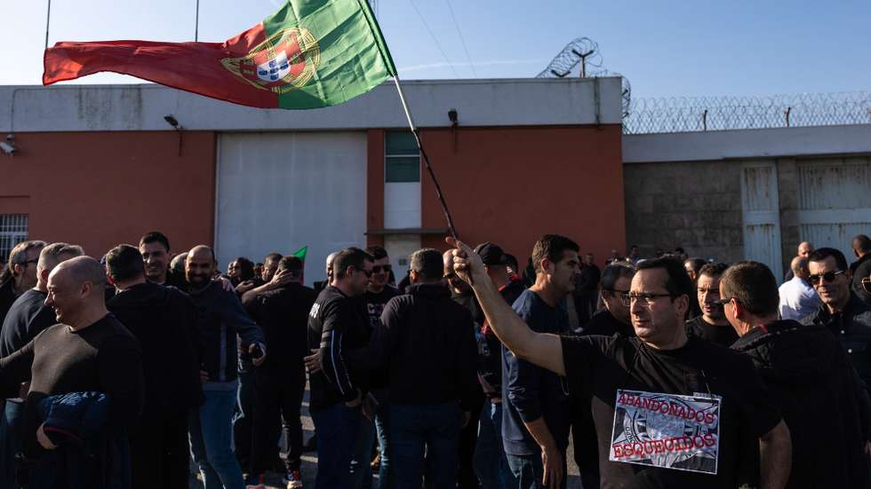 Guardas prisionais participam na vigília junto à prisão de Custóias em dia de greve convocada pelo Sindicato Nacional do Corpo da Guarda Prisional, em prol da valorização e dignificação da profissão, reestruturação de suplementos remuneratórios e aprovação do sistema de avaliação de desempenho, em Matosinhos, 31 de janeiro de 2024. JOSÉ COELHO/LUSA