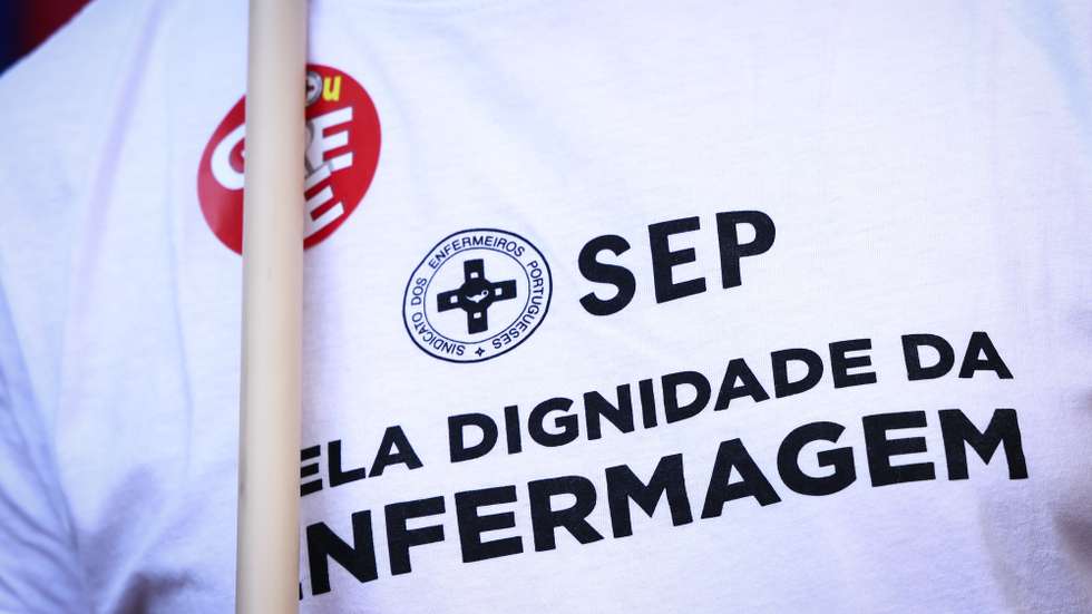 Enfermeiros protestam contra banco de horas, e contra a proposta de acordo coletivo de trabalho do Governo, durante uma manifestação no primeiro dia de greve convocada pelo Sindicato dos Enfermeiros Portugueses (SEP), frente ao Ministério da Saúde, em Lisboa, 17 de outubro de 2025. RODRIGO ANTUNES/LUSA