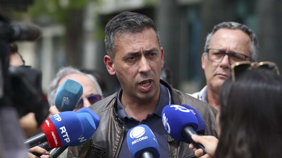 O secretário-geral da CGTP-IN, Tiago Oliveira, fala aos jornalistas junto ao ministério do Trabalho, para denunciar "a forma inconstitucional e antidemocrática como o processo de negociação do pacote laboral está a ser conduzido pelo Governo e anunciar que a luta vai continuar", em Lisboa, 06 de abril de 2026.  ANTÓNIO COTRIM/LUSA