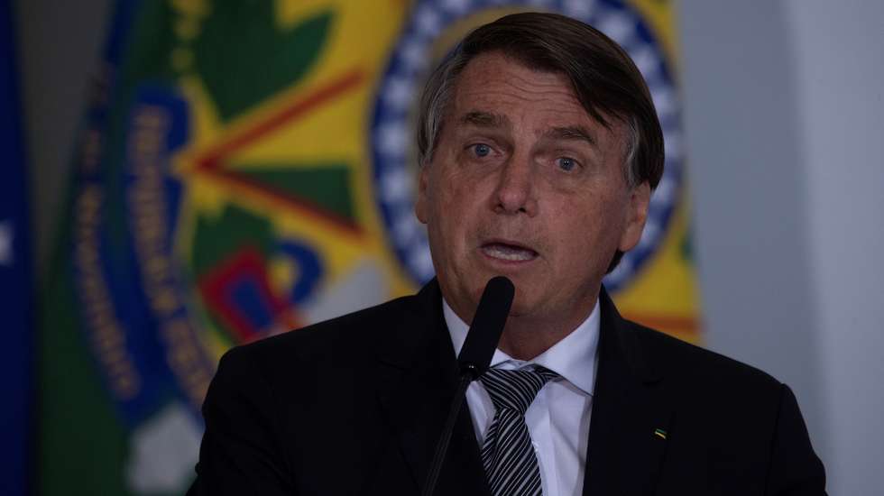 epa08871574 President of Brasil Jair Bolsonaro delivers a speech during the launching of the program 'Saude con agente' (Health wit us) at Planalto Presidential Palace in Brasilia, Brazil, 08 December 2020. The program seeks better health indicators and basic attention to Brazilian people.  EPA/JoÃ©dson Alves
