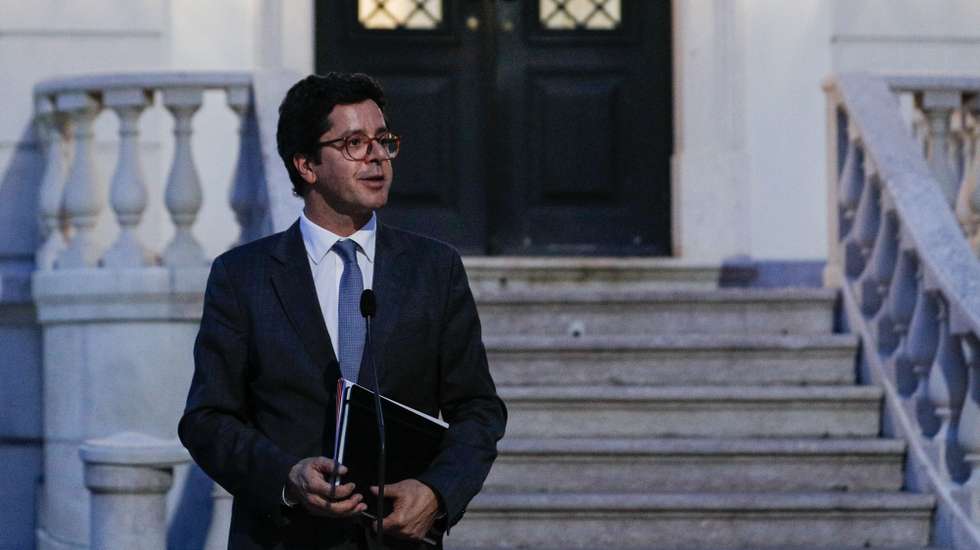 O secretário de Estado do Desporto, João Paulo Rebelo fala aos jornalistas após um encontro do governo com o presidente da FPF , Liga e presidentes do Benfica, Porto e Sporting , esta tarde no Palácio de S. Bento, em Lisboa, 28 de abril de 2020. ANTÓNIO COTRIM/LUSA