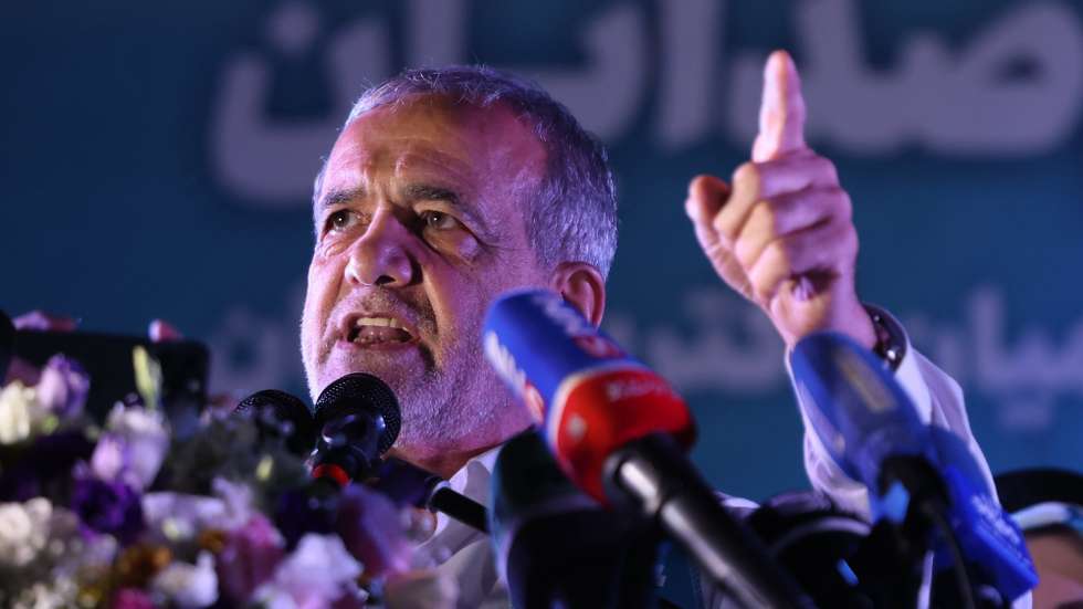 epaselect epa11461406 (FILE) - Iranian presidential reformist candidate Masoud Pezeshkian speaks during an election campaign in Tehran, Iran, 03 July 2024 (reissued 06 July 2024). According to a statement issued by the Ministry of Interior, Masoud Pezeshkian won the presidential runoff election, held in the wake of the death of late Iranian President Ebrahim Raisi, whom died in a hellicopter crash. Iran held the second round of its presidential election on 05 July 2024.  EPA/STR