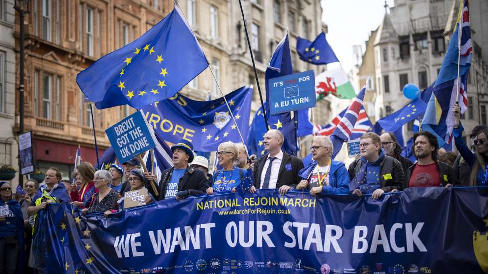 epa10258977 Pro-EU campaigners march as they demand the UK Government to reverse Brexit and rejoin the European Union in London, Britain, 22 October 2022. Campaigners claim leaving the European Union costs the UK up to 30 billion pounds (34.39 billion euro) a year and they blame Brexit for the country's current political and financial turmoils.  EPA/TOLGA AKMEN