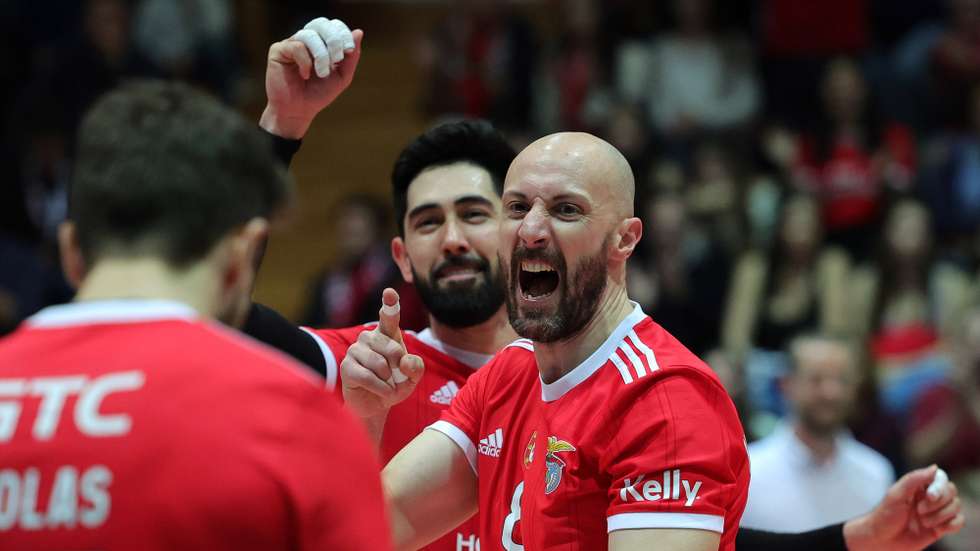 Os jogadores do Benfica festejam a vitória contra o A.J. Fonte Bastardo no final do jogo da final da Taça de Portugal de seniores masculinos de Voleibol, realizado no pavilhão do Centro Cultural de Viana do Castelo, 12 de março 2023. ESTELA SILVA/LUSA