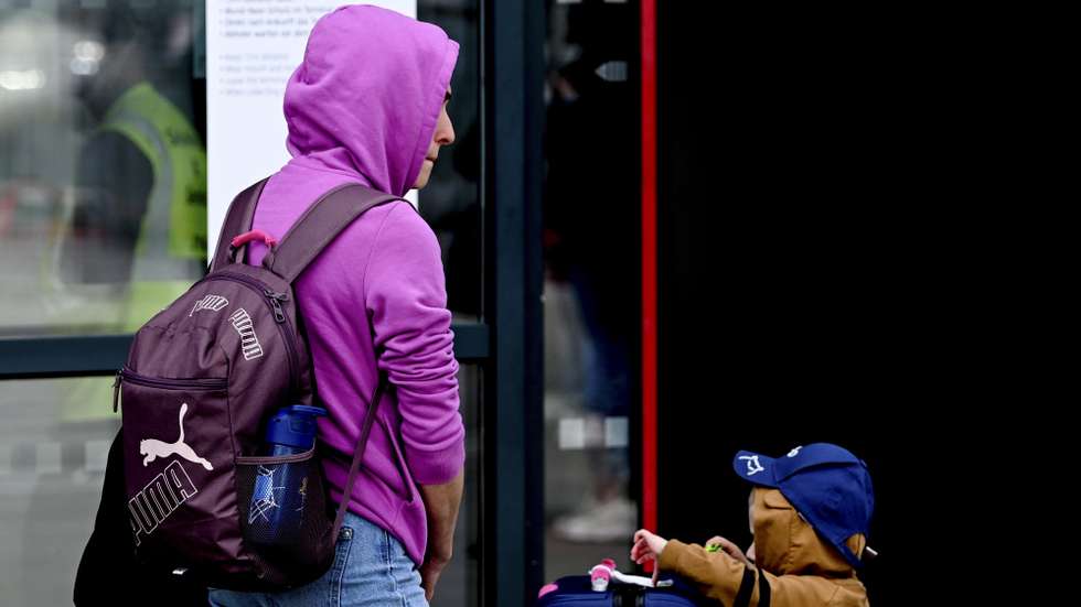 epa10638824 A woman waits with her child as they arrive at the centre for Ukrainian refugees, at the former Berlin Tegel Airport, in Berlin, Germany, 19 May 2023. The German Red Cross (DRK) has set up an arrival center for refugees in response to their massive arrival in Germany, at the beginning of the Ukrainian crisis in March 2022.  EPA/FILIP SINGER