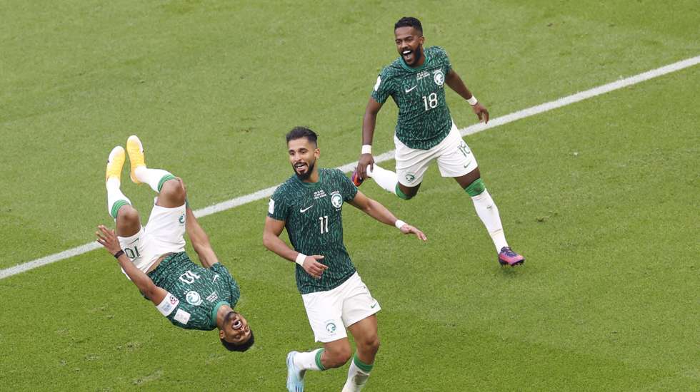 epaselect epa10320000 Salem Aldawsari of Saudi Arabia (L) celebrates with teammates scoring the 2-1 during the FIFA World Cup 2022 group C soccer match between Argentina and Saudi Arabia at Lusail Stadium in Lusail, Qatar, 22 November 2022.  EPA/Rungroj Yongrit