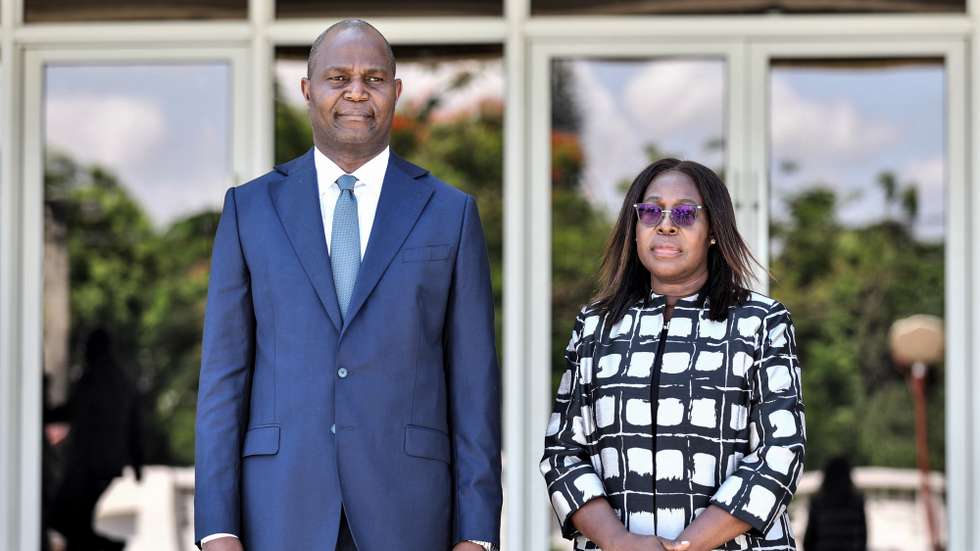 A recem nomeada primeira-ministra de Moçambique, Maria Benvinda Levi, posa ao lado do do Presidente moçambicano, Daniel Chapo, durante a sua tomada de posse, em Maputo, Moçambique, 18 de janeiro de 2025.LUISA NHANTUMBO/LUSA