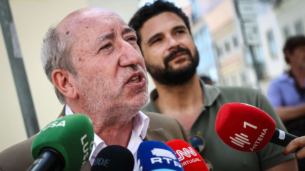 O candidato às presidenciais do Partido Comunista Português (PCP), António Filipe, fala os jornalistas durante a marcha da Frente Comum dos Sindicatos da Administração Pública (FCSAP) "Serviços Públicos não são mercadoria!", do Largo da Estrela até ao Palácio de São Bento, em Lisboa, 17 de julho de 2025. RODRIGO ANTUNES/LUSA