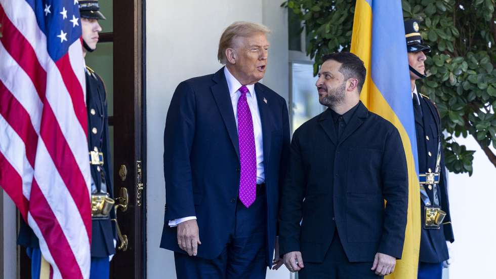epaselect epa12460753 US President Donald Trump (L) greets Ukrainian President Volodymyr Zelensky as he arrives at the West Wing of the White House in Washington, DC, USA, 17 October 2025. The leaders are scheduled for a working lunch in the Cabinet Room, where President Zelensky is expected to request long-range missiles as part of an arms package.  EPA/SHAWN THEW
