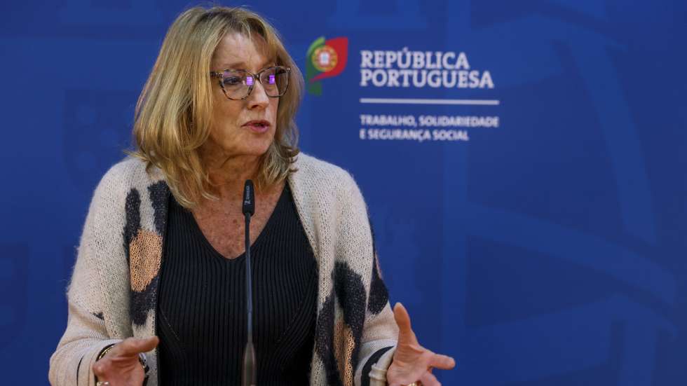 A ministra do Trabalho, Solidariedade e Segurança Social, Rosário Palma Ramalho, fala à comunicação social após uma reunião com uma delegação da UGT chefiada pelo seu secretário-geral, Mário Mourão, para retomar a negociação do anteprojeto Trabalho XXI, após a interrupção provocada pela greve geral, na sede do ministério em Lisboa, 16 de dezembro de 2025. TIAGO PETINGA/LUSA