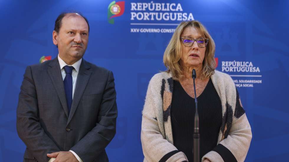 A ministra do Trabalho, Solidariedade e Segurança Social, Rosário Palma Ramalho, ladeada por Adriano Rafael Moreira, secretário de Estado Adjunto e do Trabalho, fala à comunicação social após uma reunião com uma delegação da UGT chefiada pelo seu secretário-geral, Mário Mourão, para retomar a negociação do anteprojeto Trabalho XXI, após a interrupção provocada pela greve geral, na sede do ministério em Lisboa, 16 de dezembro de 2025. TIAGO PETINGA/LUSA