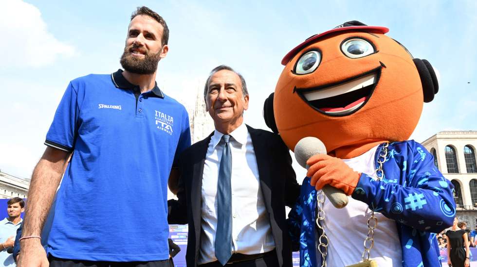 epa10152689 Milan's Mayor Giuseppe Sala (C) and Italy's team captain Luigi Datome attend the inauguration of the  Eurobasket 2022's fans zone set up in Piazza Duomo (Cathedral square) in  Milan, Italy, 01 September 2022. Group C of the Eurobasket is played in Milan. The games in Milan run from 2 to 8 September.  EPA/DANIEL DAL ZENNARO