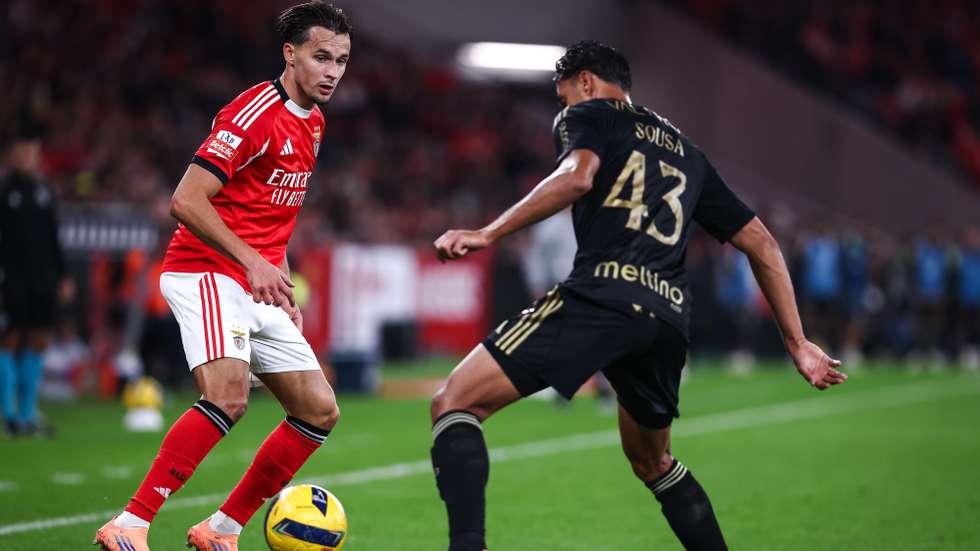 epa12515154 Benfica's Amar Dedic (L) in action against Casa Pia's David Sousa (R) during the Portuguese First League soccer match between SL Benfica and Casa Pia, in Lisbon, Portugal, 09 November 2025.  EPA/RODRIGO ANTUNES