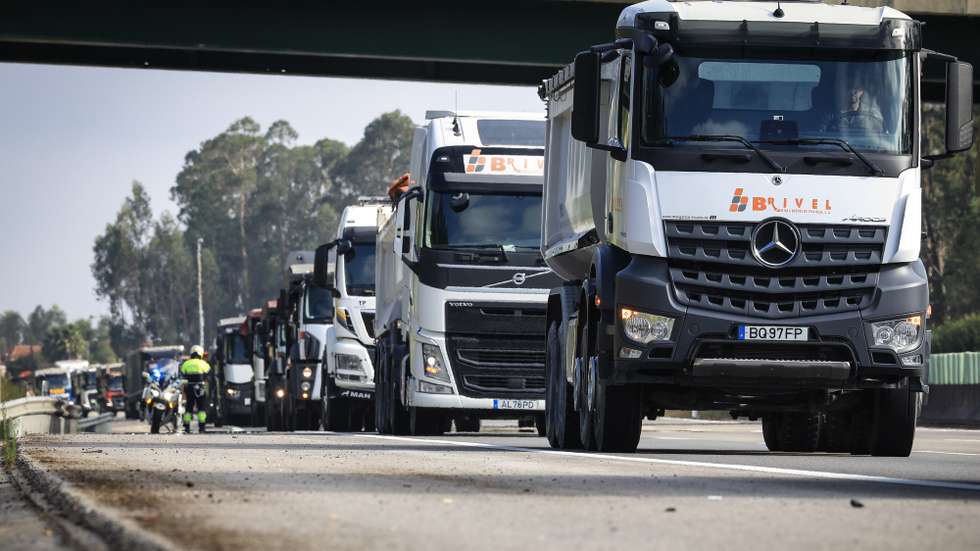 Marcha lenta do setor das terraplanagens contra o aumento dos combustíveis, em Aveiro, 25 de setembro de 2026. Promovida por um movimento de empresas de extração de materiais, terraplenagem e escavação, movimentação e transporte de terras e inertes em protesto contra o aumento do preço gasóleo e o “tratamento discriminatório por parte do Governo”. Reúne quase 100 empresas e cerca de 500 camiões pesados. JOSÉ COELHO/LUSA