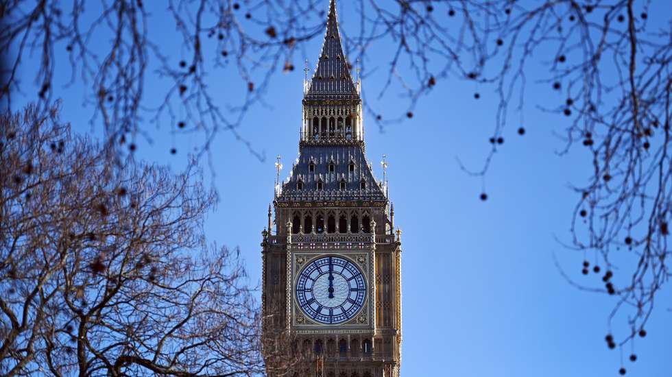 epa09697263 The 'Elizabeth Tower' is illuminated by bright sunshine in London, Britain, 20 January 2022. The Elizabeth Tower, more popularly known as 'Big Ben' has unveiled itself to Londoners after a five year renovation cosing some 90 million euros.  EPA/ANDY RAIN