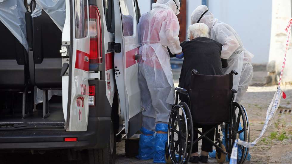 Operação de transferência de utentes do lar Mansão de São José, a maioria infetados com o novo coronavírus, para um edifício preparado para esta situação, na Base Aérea 11 (BA11), em Beja, 17 de outubro de 2020. O surto de covid-19 no lar Mansão de São José foi confirmado na quarta-feira, depois de utentes e funcionários terem sido testados à presença do SARS-CoV-2 na sequência da confirmação de dois casos positivos, uma utente e uma funcionária. NUNO VEIGA/LUSA