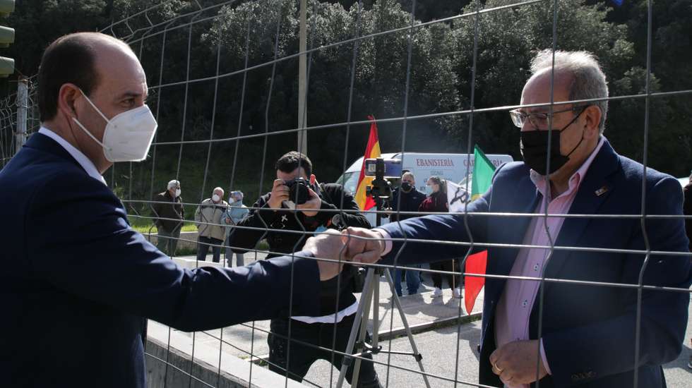O presidente da Câmara de Mogadouro, Francisco Guimarães (E) cumprimenta o alcaide de Fermoselle, José Manuel Pilo (D),  durante o protesto de portugueses e espanhóis a reclamarem hoje reabertura da fronteira de Bemposta, no concelho de Mogadouro, por entenderem que há condições sanitárias para o efeito, não se podendo “a qualquer preço” prejudicar as relações económicas e sociais transfronteiriças.A fronteira de Bemposta, no distrito de Bragança, faz a ligação do Planalto Mirandês, através da localidade espanhola de Fermoselle, para toda a província de Castela e Leão, 27 de fevereiro de 2021. FRANCISCO PINTO/LUSA