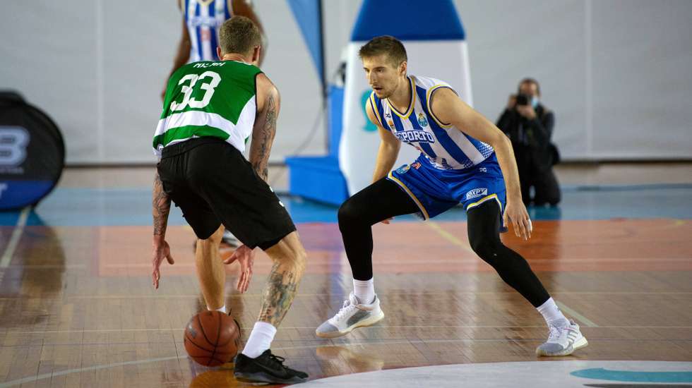 Jogadores do FC Porto e do Sporting CP em ação durante a final da 12.ª edição da Taça Hugo dos Santos em basquetebol, disputada no Pavilhão Multiusos de Sines, 07 de fevereiro de 2021. TIAGO CANHOTO/LUSA