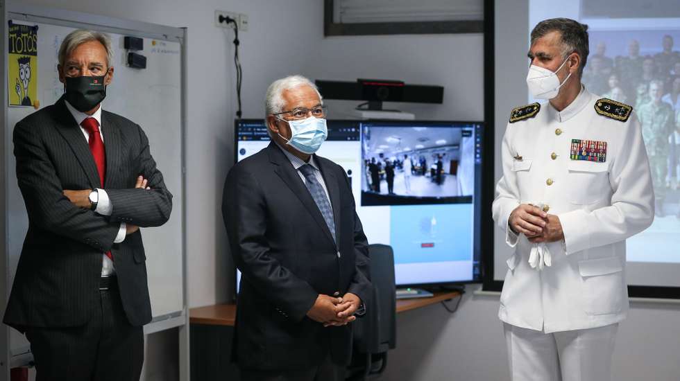 O primeiro ministro António Costa (C) acompanhado pelo coordenador Nacional da 'Task Force' para o Plano de Vacinação contra a covid-19, vice-almirante Henrique de Gouveia e Melo (D) e pelo ministro da Defesa Nacional, João Gomes Cravinho (E), durante uma visita à sala do Task Force momentos antes da ultima reunião do Plano de vacinação contra a Covid-19, em Oeiras , 28 de setembro de 2021.  RODRIGO ANTUNES/LUSA