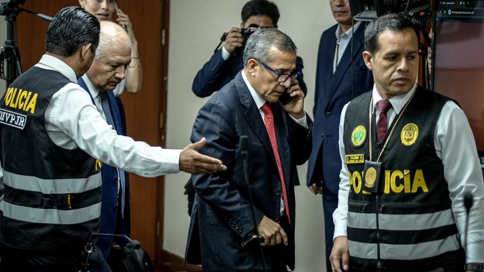 epa12033547 Peru's former President Ollanta Humala (C) is removed from the courtroom after hearing his sentence, in Lima, Peru, 15 April 2025. Peruvian former President Humala and his wife were sentenced to 15 years in prison by a court that found them guilty of money laundering.  EPA/JOHN REYES MEJIA