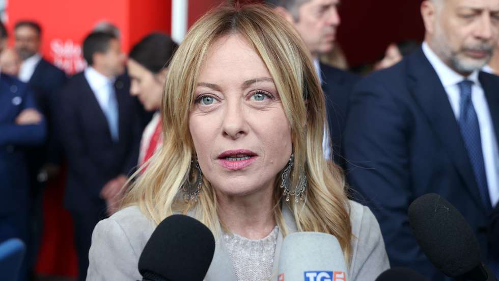 epa12904477 Italian Prime Minister Giorgia Meloni (C) speaks to the press on the opening day of the Salone del Mobile in Milan, Italy, 21 April 2026. Launched in Milan in 1961 as a vehicle for promoting Italian exports of furnishing and accessories, the Salone Internazionale del Mobile is the global benchmark event for the furnishing and design sector.  EPA/MATTEO BAZZI