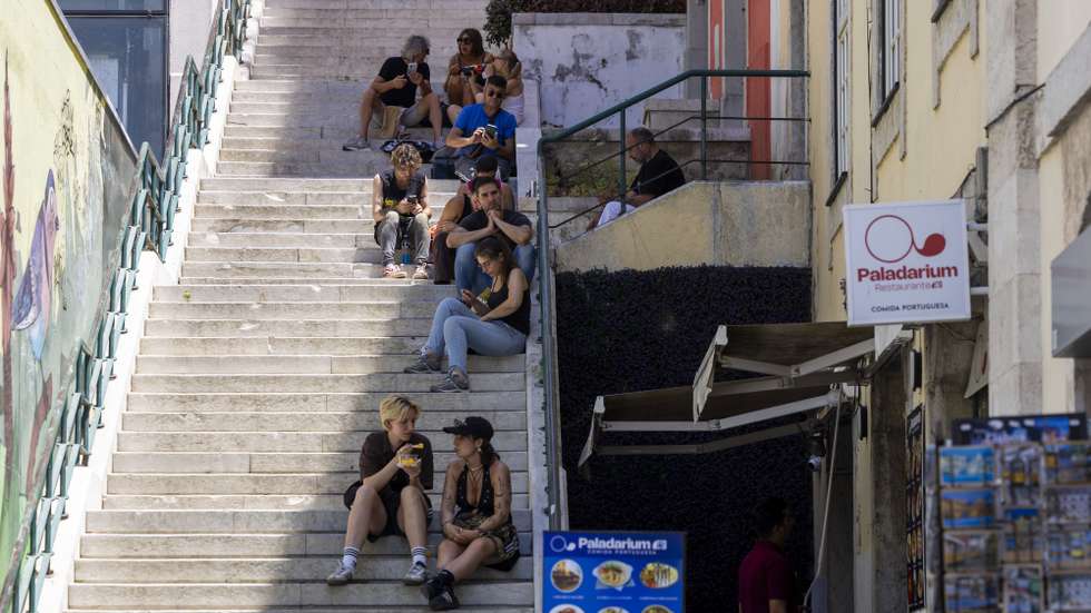People take shelter from the sun, downtown Lisbon, Portugal, 02 July 2026. The national weather agency (IPMA) has issued high-level red alerts due to a spell of extreme heat that is expected to last for at least a week. JOSE SENA GOULAO/LUSA
