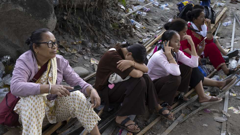epa13211221 People wait to cross a temporary cable bridge, locally known as the Twin Cross, over the Trishuli River following flash floods in Nuwakot district, Nepal, 04 September 2026. Two people were rescued alive from a hydropower tunnel more than a week after an avalanche-triggered flash flood devastated river valleys along the Nepal-Tibet border, according to local authorities.  EPA/NARENDRA SHRESTHA