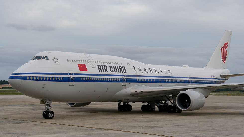 epa13258747 An Air China aircraft carrying Chinese President Xi Jinping lands at Joint Base Andrews, Maryland, USA, 23 September 2026. US President Donald Trump and Chinese President Xi Jinping are scheduled to hold bilateral talks during Xi's state visit to the United States.  EPA/Al Drago / POOL