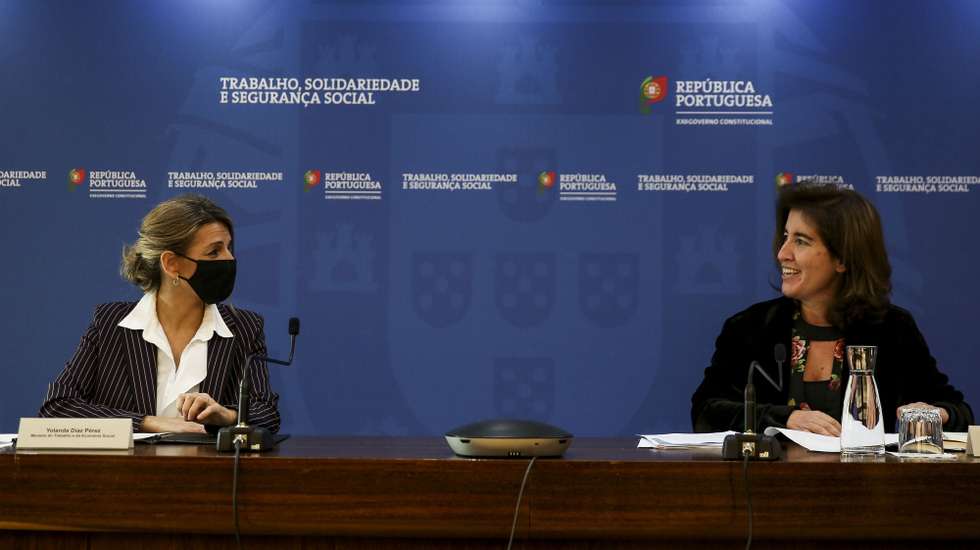 A ministra do Trabalho, Solidariedade e Segurança Social, Ana Mendes Godinho (D), e a ministra do Trabalho e Economia Social de Espanha, Yolanda Díaz (D), participam numa conferência de imprensa após a reunião bilateral para debater várias políticas e reforçar a cooperação bilateral nos domínios do emprego e das políticas sociais, no Ministério do Trabalho, Solidariedade e Segurança Social, em Lisboa, 16 de dezembro de 2020. NUNO FOX/LUSA