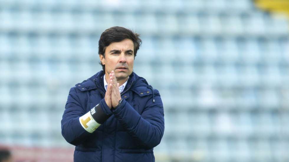 O treinador do Santa Clara, Mário Silva, durante o jogo da Primeira Liga de Futebol com o Belenenses SAD disputado no Estádio de São Miguel em Ponta Delgada, Açores,19 de março de 2022. EDUARDO COSTA/LUSA