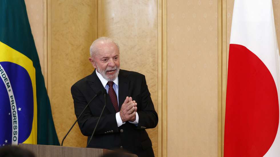 epa11991046 Brazilian President Luiz Inacio Lula da Silva speaks during a press conference on the last day of his state visit to Japan, in Tokyo, Japan, 27 March 2025. Brazilian President Luiz Inacio Lula da Silva called for ‘justice to be done’ in the criminal proceedings opened by the Supreme Court against former president Jair Bolsonaro for attempting a coup after losing the 2022 elections.  EPA/FRANCK ROBICHON