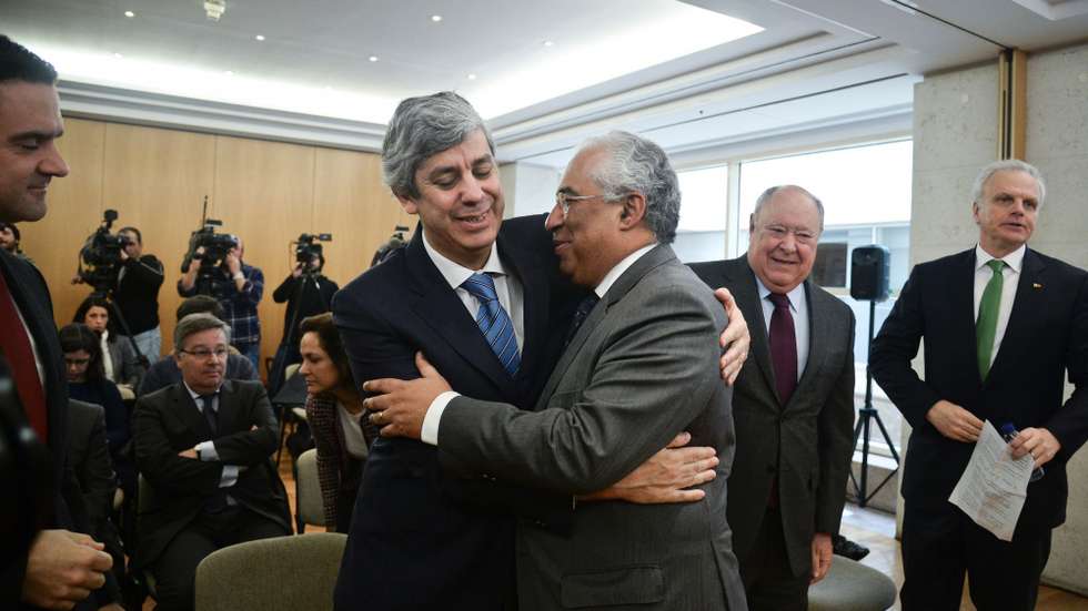 Memorando assinado entre Estado e privados da TAP juntou (da esquerda para a direta) Pedro Marques, Lacerda Machado (sentado), Mário Centeno, António Costa, Humberto Pedrosa e David Neeleman